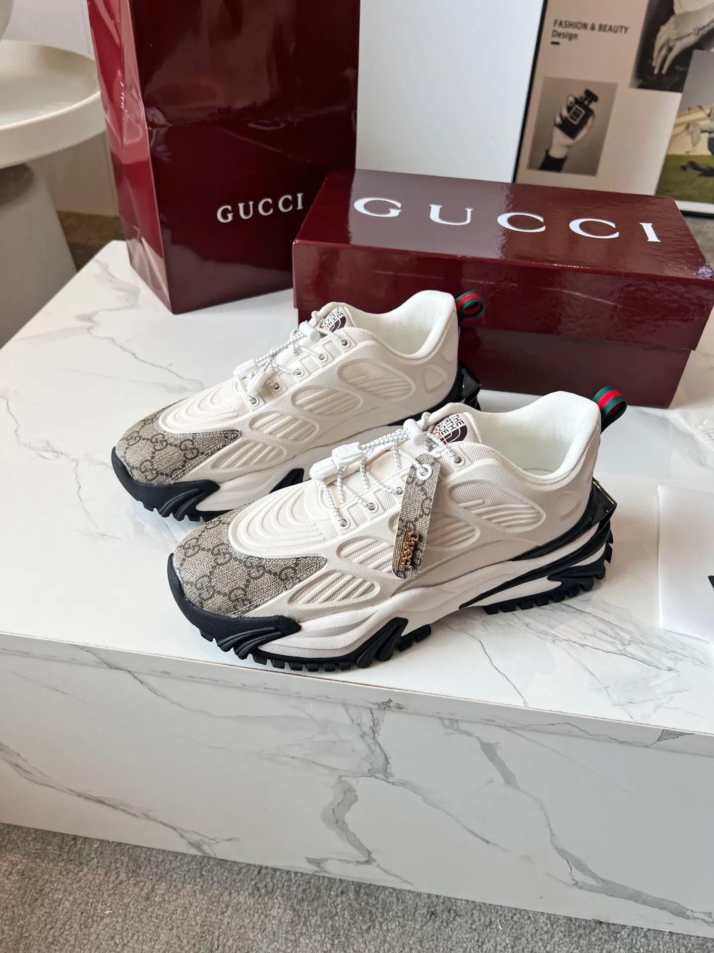 Factory direct sales p560🐘🐘women's shoes women's clothing ❤️‍🔥❤️‍🔥❤️‍🔥Gucci series 2.0 sports shoes are made with heavy investment❤️‍🔥❤️‍🔥❤️‍🔥Renewed interpretation of the brand's iconic striped webbing elements😍😍When retro genes collide with futuristic design🎊🎊This new pair of Gucci shoes directly reaches the trend threshold💥 ✔️Caron color contrast + classic stripes, GG reflective piping, visual impact, and comes with high-light filter when out on the street ✔️Multi-layer structure of different materials, mesh breathability, leather shaping, outsole EVA foam and TPU combination😍😍😍Fashion and practicality online ✔️Details of double G midsole + iconic double G lock shoelaces, retro DNA is crazy and restless, and every step is based on the trendy aesthetic❤️��️❤️❤️ Matching code: male 39-44